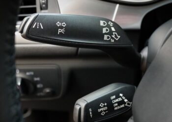 Lane-departure-warning-vehicle-safety-tech