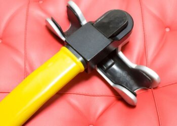 Steering-wheel-locks-theft-deterrents